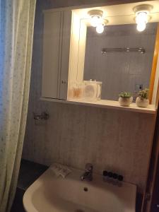 拉夫科斯La Casa De Vacation的一间带水槽和镜子的浴室