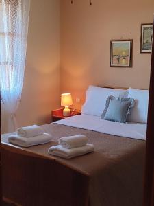拉夫科斯La Casa De Vacation的一间卧室配有一张床,上面有两条毛巾