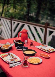 萨潘贾Sapanca Casamia Suit的一张桌子,上面有红色的桌布,上面有食物