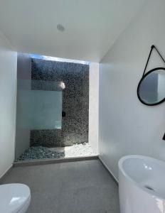 Moringa Resort - Studio A with Pool open air shower & Bath的一间浴室