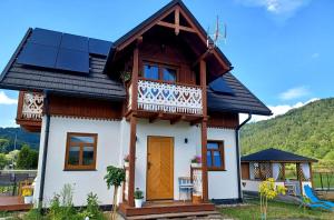 克罗奇琴科Gazdówka - najlepsza miejscówka domek w Pieninach的屋顶上设有太阳能电池板的房子