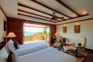 芭东海滩Patong Seaview Luxury Villa Penda的一间带两张床的卧室和一个阳台