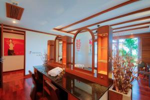 芭东海滩Patong Seaview Luxury Villa Penda的客房设有带镜子的柜台和桌子