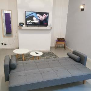 锡瓦塔塔内霍2 bedroom apartment with a/c Wi-Fi best location!的带沙发和平面电视的客厅