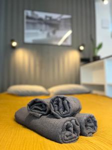弗罗茨瓦夫Halo Apartments的床上的一大堆毛巾