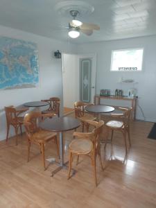 CloridormeMotel du Cap St-Yvon的带桌椅的房间和厨房