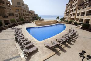 Comfy Stays Sea View Apartments at DeadSea Samarah Resort- FAMILIES & COUPLES DURING WEEKENDS & PUBLIC HOLIDAYS内部或周边的泳池
