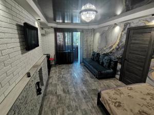 New Luxury apartment 2022 with jacuzzi on Mayakovskogo 16的电视和/或娱乐中心