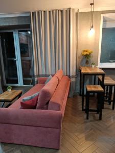 彼得罗巴甫洛夫斯克Квартира бизнес -класса в ста метрах от городского парка的客厅配有紫色的沙发和桌子