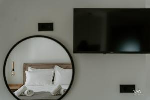 波帝卡Elaionas Estate Perdika的配有床和电视的房间的镜子