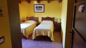 阿格里真托罗巴德普皮住宿加早餐旅馆的黄色墙壁客房的两张床