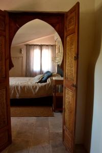 La LosillaLuz de la Luna B&B, Casa Rural的一间卧室设有一张床和一个开放式门