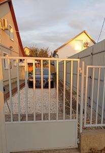 豪伊杜索博斯洛Marcell Apartman的车道上设有围栏的车辆