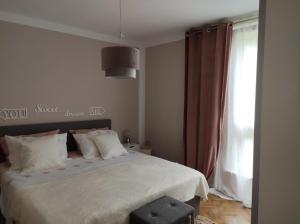 奥帕提亚Alba Opatija的卧室配有白色的床和窗户