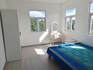 RéunionLovely brand new luxury 2-bedroom apartment in Vacoas, Mauritius的白色卧室配有床和镜子
