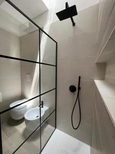 I CasoniIn-Experience的带淋浴和卫生间的浴室。