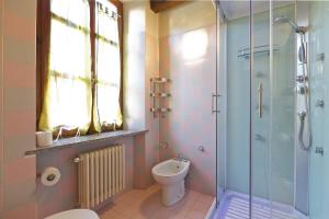 奥尔塔圣朱利奥Appartamenti Orta的一间带卫生间和玻璃淋浴间的浴室