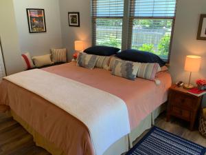 沃尔卡诺Kilauea House的一间卧室设有一张大床和一个窗户。