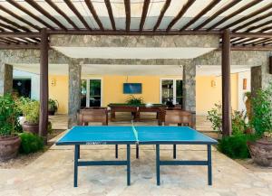 Buzios Beach Resort Residencial super luxo 1307内部或周边的乒乓球设施