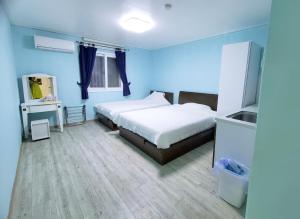 加拉班Daora guesthouse的一间蓝色卧室,配有一张床和镜子