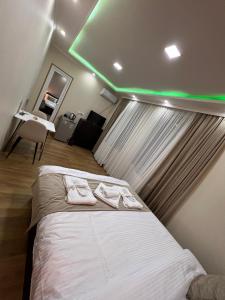 博尔若米Serenity Likani Villa Hotel的一间卧室配有一张绿灯床