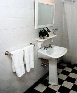 圣安东尼奥德阿雷科波萨达德拉广场酒店的浴室配有盥洗盆、镜子和毛巾