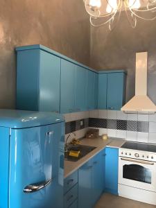 弗尔卡Cuban Design Loft的厨房配有蓝色橱柜和白色炉灶。