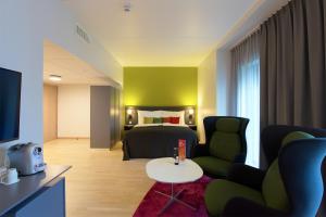 斯塔万格能源克拉丽奥酒店的酒店客房配有床、沙发和桌子。
