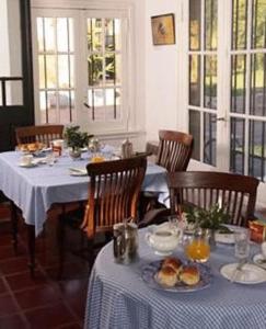 圣安东尼奥德阿雷科波萨达德拉广场酒店的用餐室配有餐桌和食物