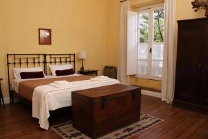 圣安东尼奥德阿雷科波萨达德拉广场酒店的一间卧室设有一张大床和一个窗户。