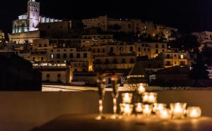伊维萨镇马里亚诺公寓酒店的夜晚的城市美景,烛光