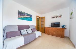 奥罗佩萨德尔马Apartamento de 3 dormitorios, 1º línea de playa en Marina d´Or的一间卧室配有一张床和一台平面电视