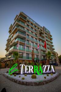 法马古斯塔La Terrazza Hotel的前面有标志的大建筑