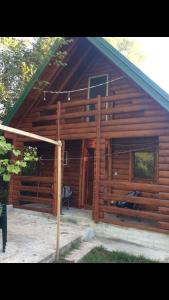 东吉托伊Charming wooden house in Ada Bojana的大型小木屋,设有 ⁇ 顶