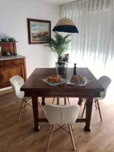 纳维亚Ría de Navia的餐桌、白色椅子和桌子