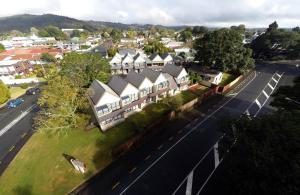 旺阿雷Pembrooke Motor Lodge的享有城镇的空中景致,设有房屋和街道