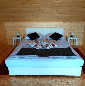 博德森特克HERBALIJA Apartment Herbalija - sorrounded by Nature的卧室配有白色的床和两张桌子