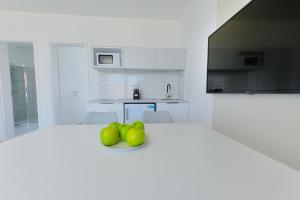 佐洛卡罗斯Villa Oliver Zalakaros的厨房配有带绿色苹果的桌子