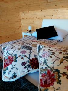博德森特克HERBALIJA Apartment Herbalija - sorrounded by Nature的一间卧室配有一张床铺,床上有毯子