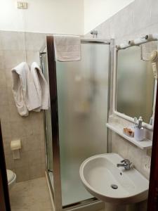 莱切省卡斯特罗德优利维酒店的带淋浴和盥洗盆的浴室