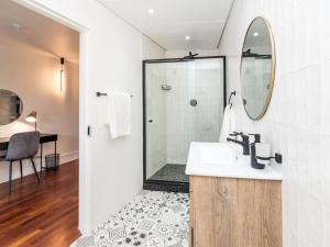 约翰内斯堡Heriot Properties Units 19 & 20的一间带水槽和淋浴的浴室