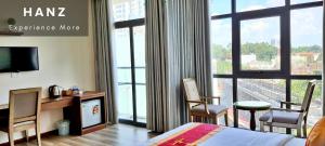 土龙木市HANZ Anh Duc Hotel的酒店客房设有一张床和一个大窗户