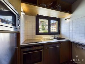 蒙特瓦勒赞Appartement Montvalezan-La Rosière, 3 pièces, 6 personnes - FR-1-398-590的一个带水槽和窗户的小厨房