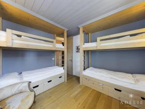 蒙特瓦勒赞Appartement Montvalezan-La Rosière, 3 pièces, 6 personnes - FR-1-398-590的铺有木地板的客房内配有两张双层床。