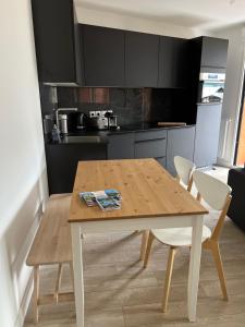 欧龙Superbe studio a Auron avec terrasse plein sud的厨房配有木桌和椅子