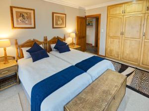 莫塞尔湾Golf & Tides的大卧室配有一张带蓝色枕头的大床