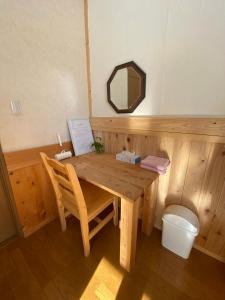 Matsukawa安昙野背包客旅馆的桑拿浴室内的木桌和椅子