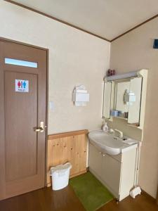 Matsukawa安昙野背包客旅馆的一间带水槽、镜子和卫生间的浴室