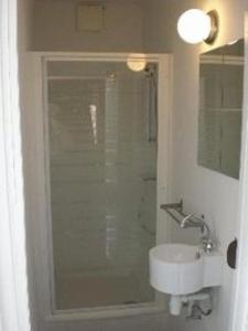 胡法利兹毕多雷斯基床和早餐的带淋浴和白色盥洗盆的浴室