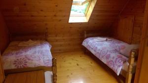 索卡Apartment Pretner, Lepena的小木屋内一间卧室,配有两张床